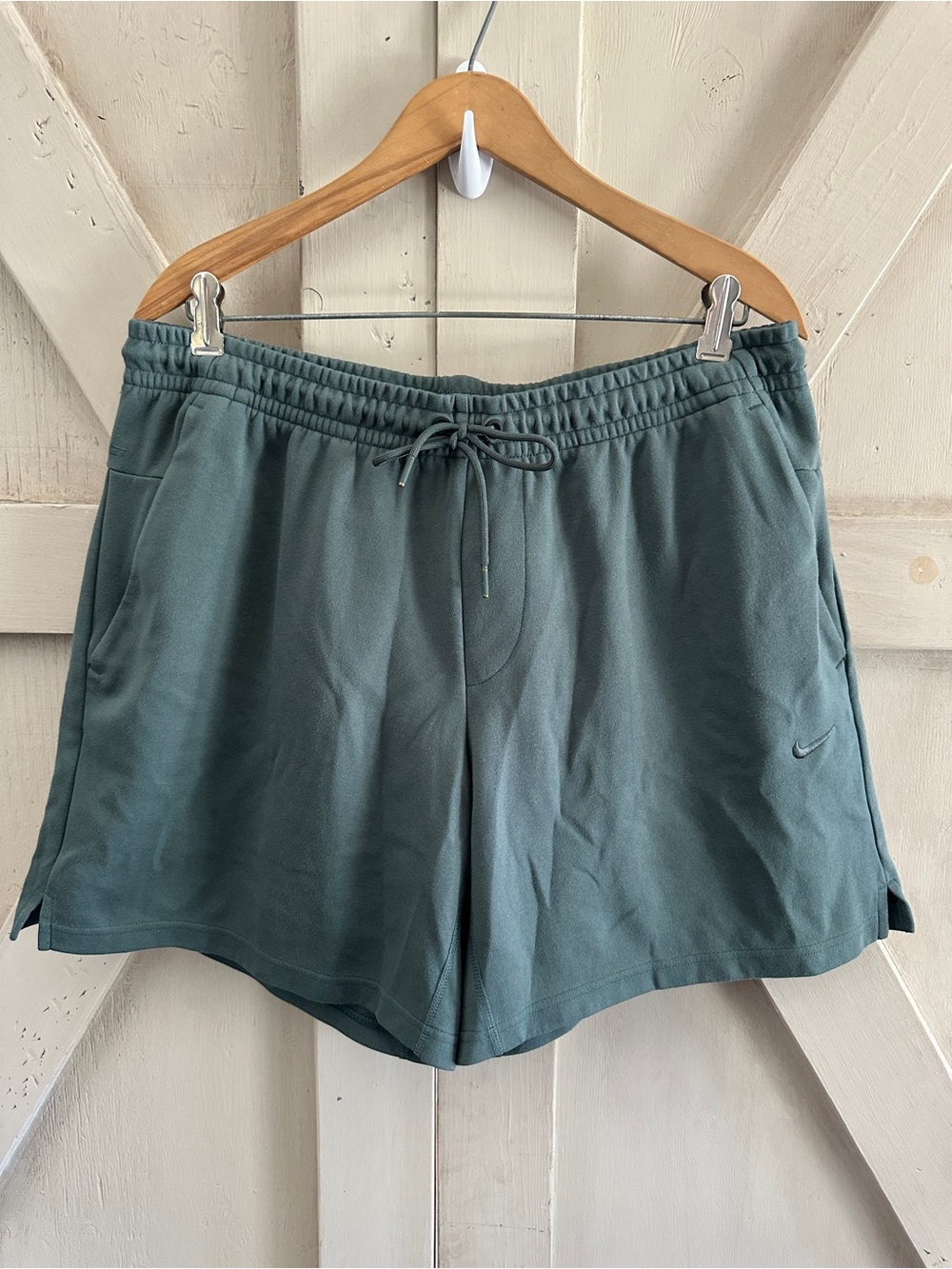 Nike Dri-FIT Men’s Athletic Training Shorts Green Drawstring Zip Pockets Size L